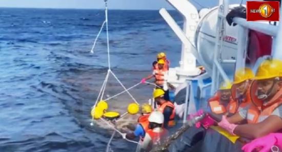 கப்பலிலிருந்து மசகு எண்ணெய் இறக்கும் குழாயில்கசிவு